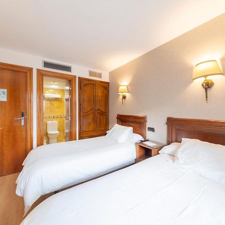 Hostal Sin Recep24H Puerta De La Villa - Pet Friendly & Restaurante Альмасан Екстер'єр фото