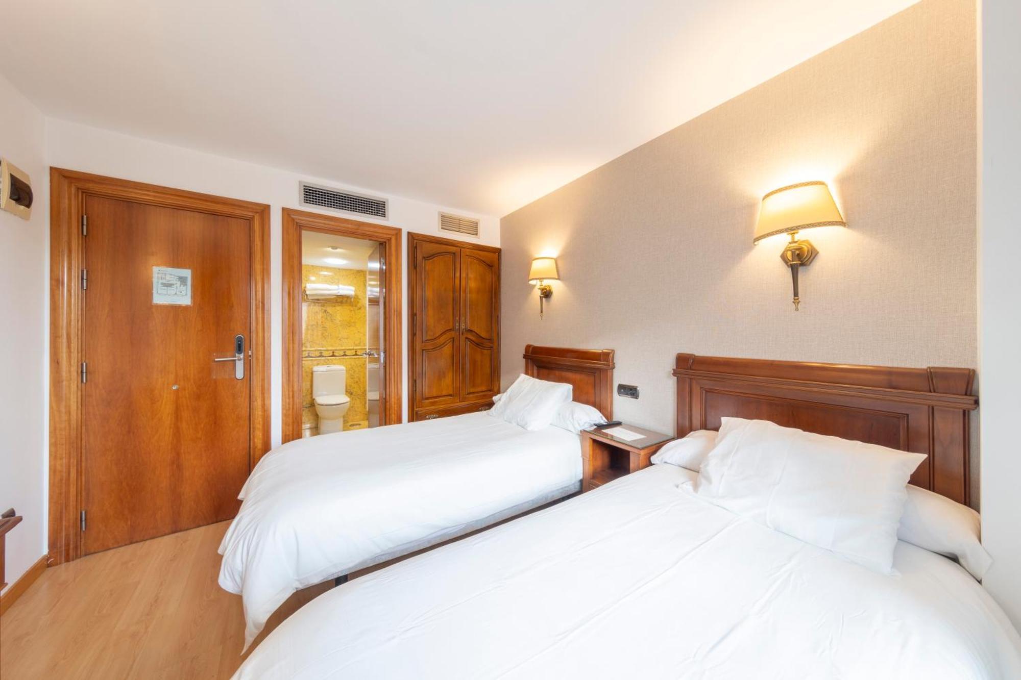 Hostal Sin Recep24H Puerta De La Villa - Pet Friendly & Restaurante Альмасан Екстер'єр фото