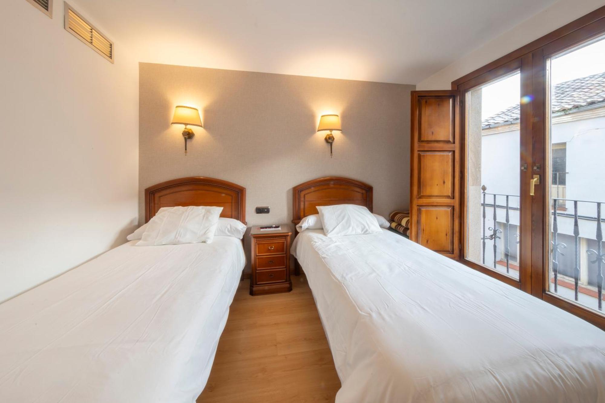 Hostal Sin Recep24H Puerta De La Villa - Pet Friendly & Restaurante Альмасан Екстер'єр фото