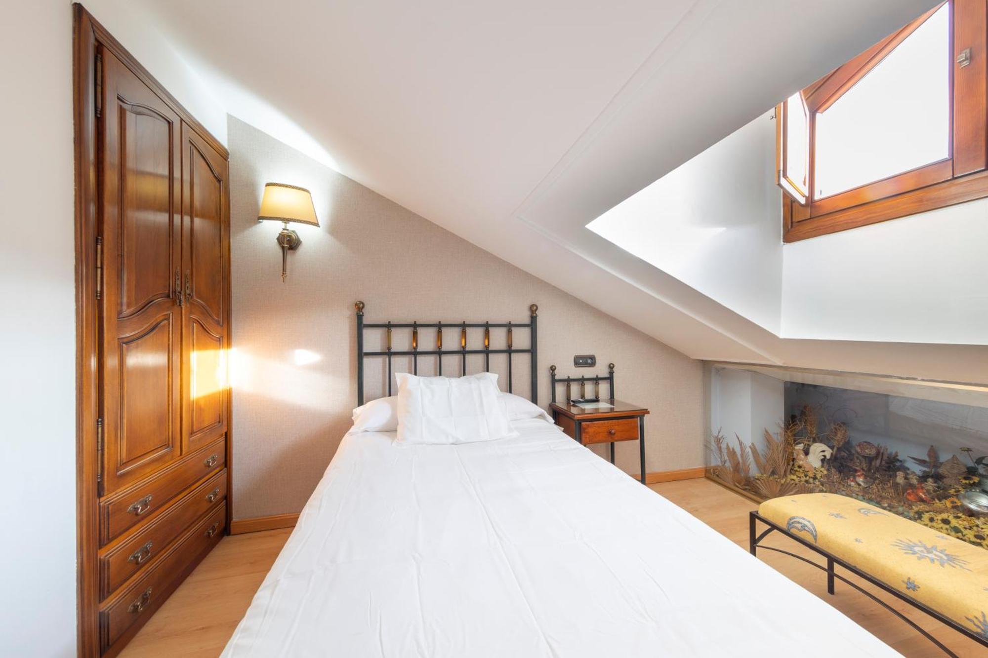 Hostal Sin Recep24H Puerta De La Villa - Pet Friendly & Restaurante Альмасан Екстер'єр фото