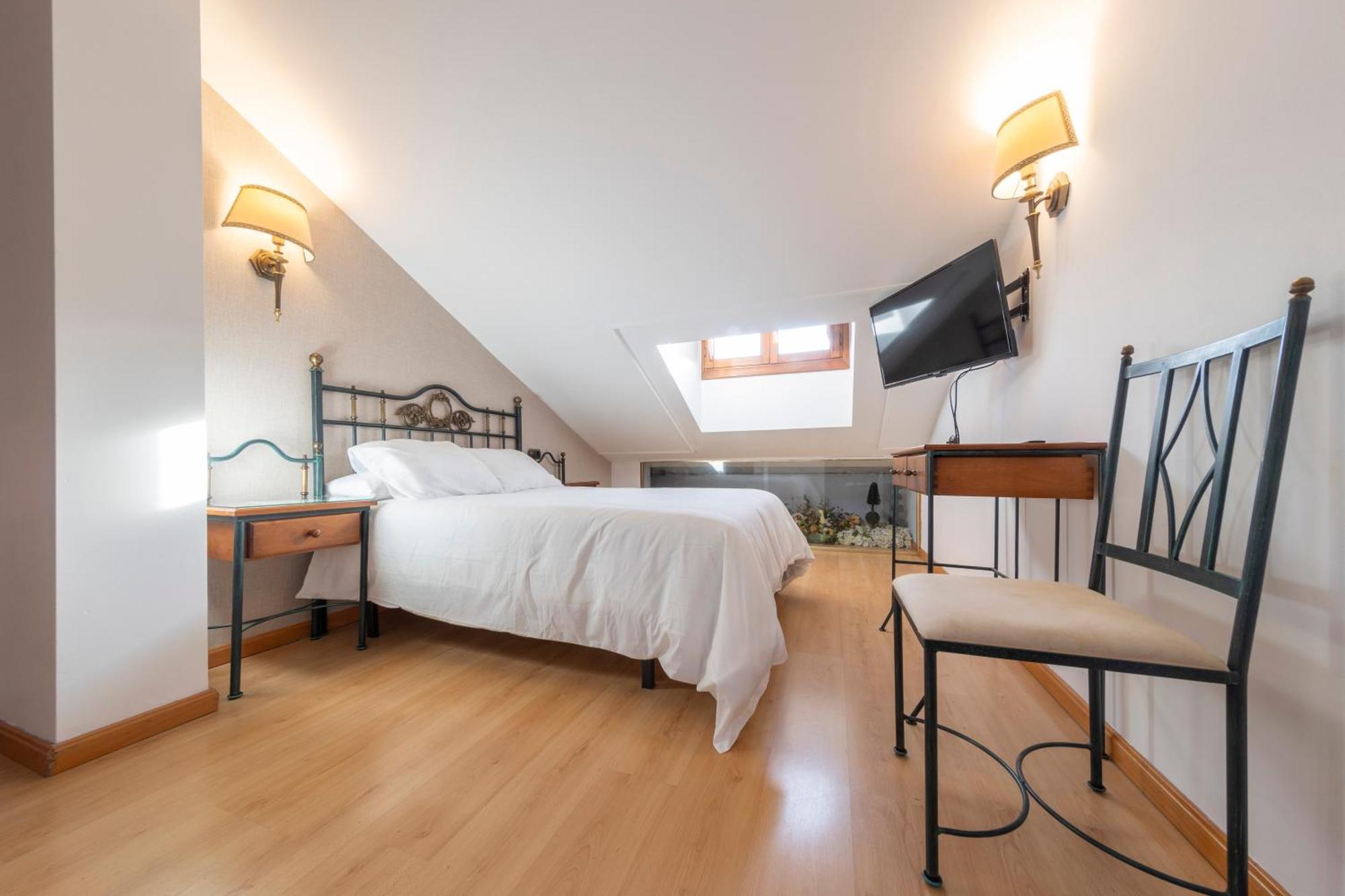 Hostal Sin Recep24H Puerta De La Villa - Pet Friendly & Restaurante Альмасан Екстер'єр фото