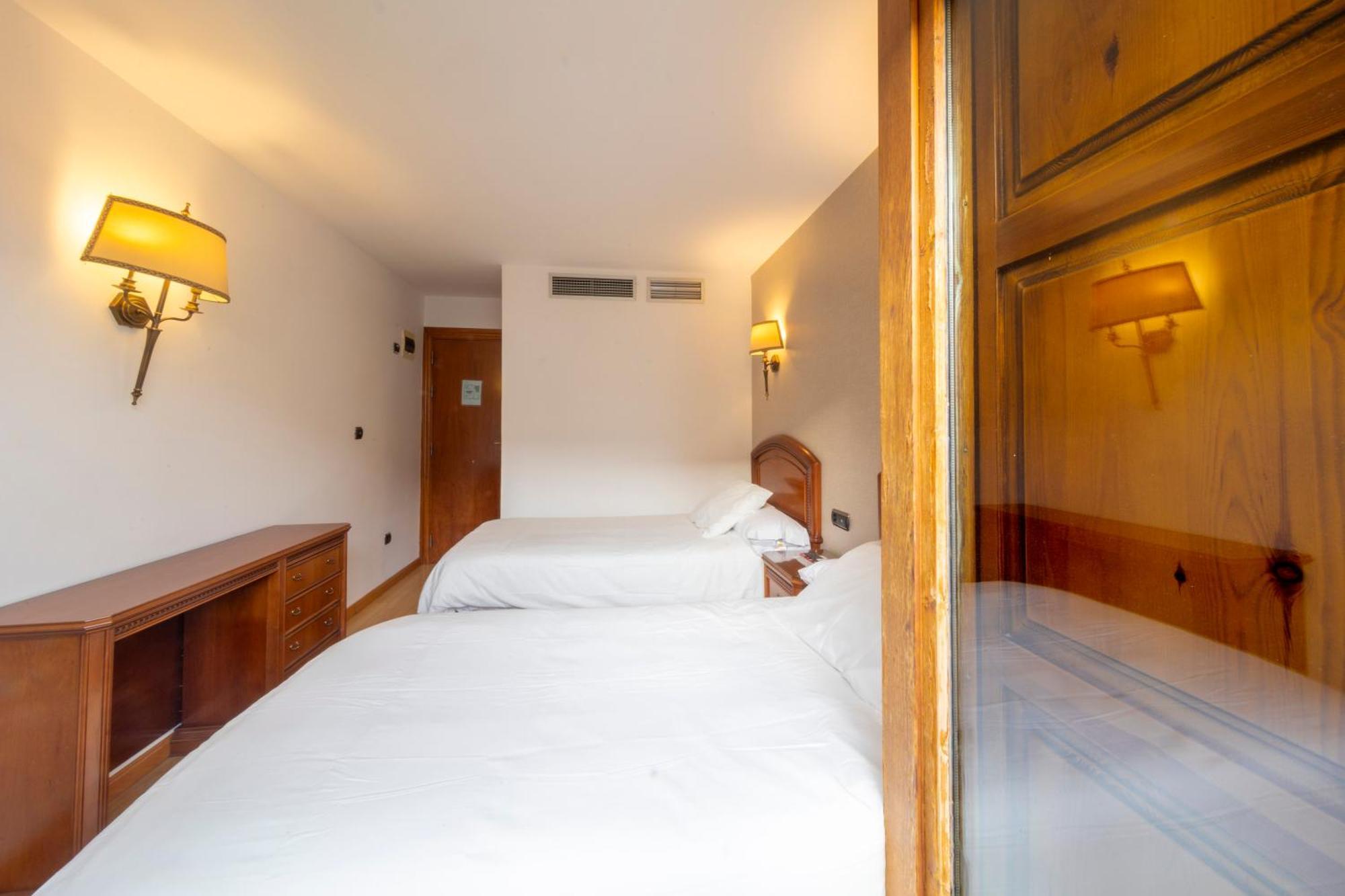 Hostal Sin Recep24H Puerta De La Villa - Pet Friendly & Restaurante Альмасан Екстер'єр фото