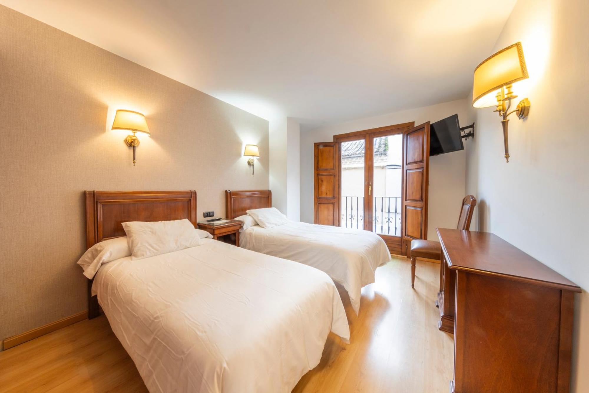 Hostal Sin Recep24H Puerta De La Villa - Pet Friendly & Restaurante Альмасан Екстер'єр фото
