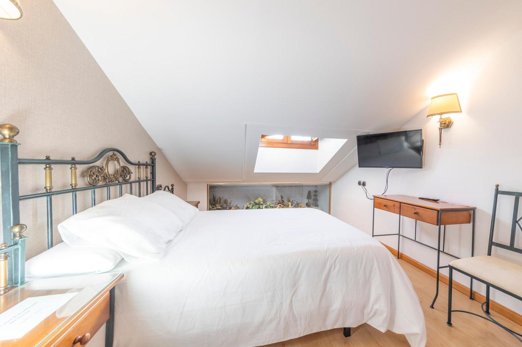 Hostal Sin Recep24H Puerta De La Villa - Pet Friendly & Restaurante Альмасан Екстер'єр фото