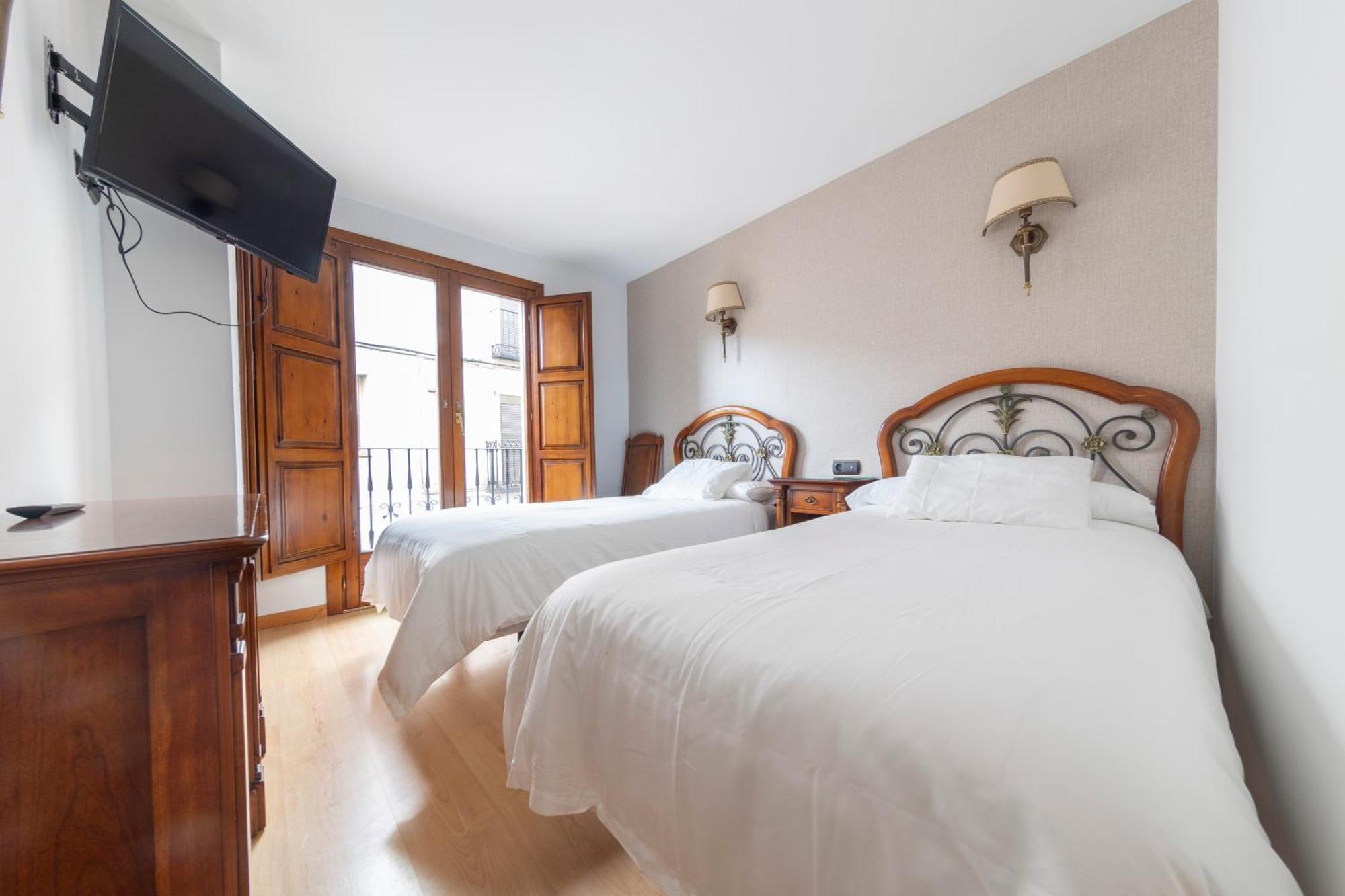 Hostal Sin Recep24H Puerta De La Villa - Pet Friendly & Restaurante Альмасан Екстер'єр фото