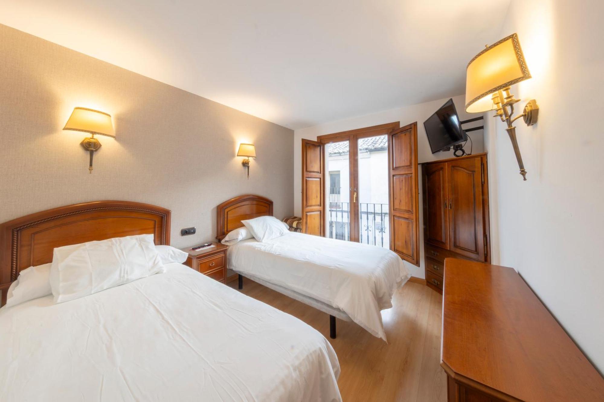 Hostal Sin Recep24H Puerta De La Villa - Pet Friendly & Restaurante Альмасан Екстер'єр фото