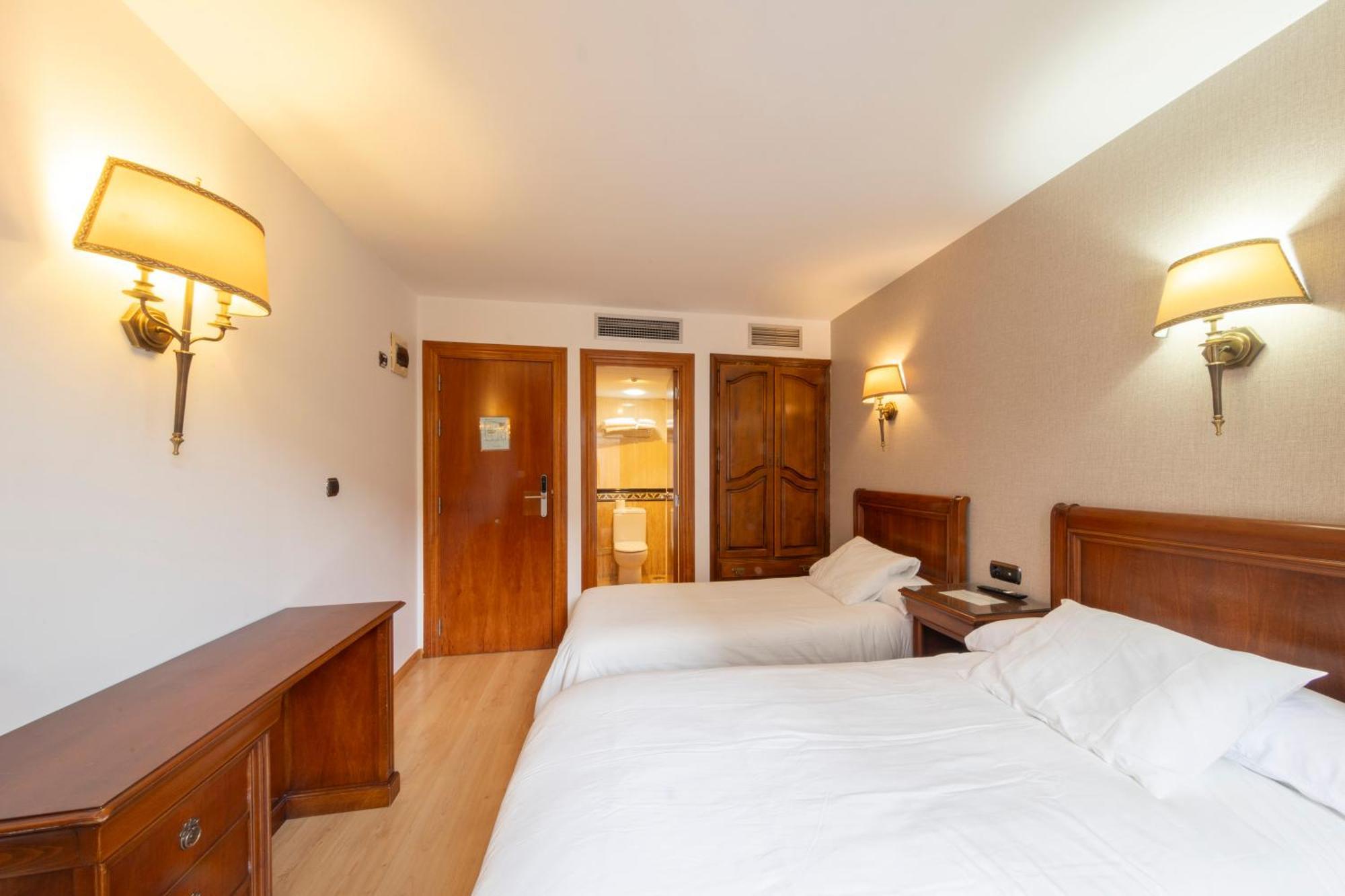 Hostal Sin Recep24H Puerta De La Villa - Pet Friendly & Restaurante Альмасан Екстер'єр фото