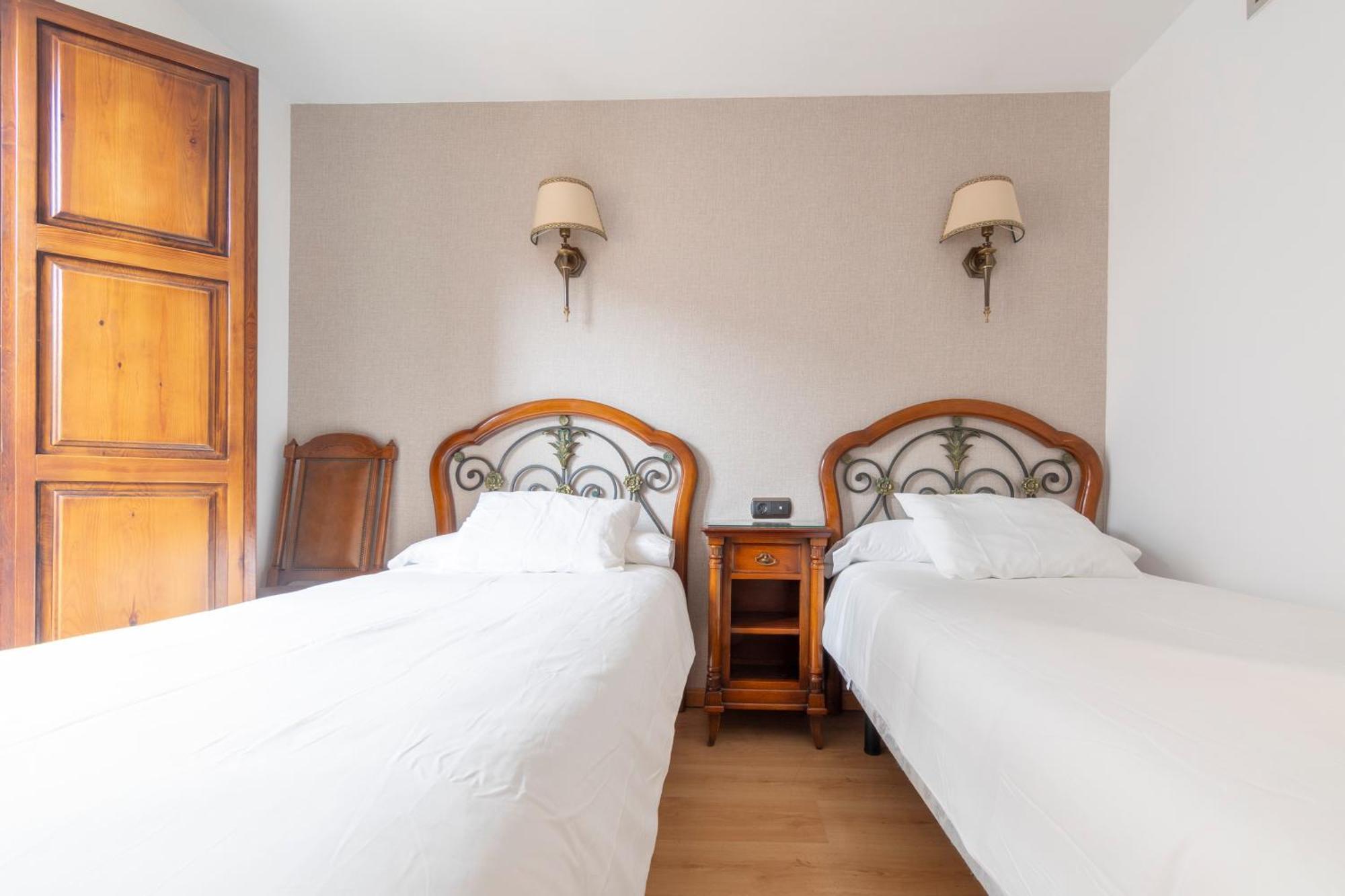 Hostal Sin Recep24H Puerta De La Villa - Pet Friendly & Restaurante Альмасан Екстер'єр фото