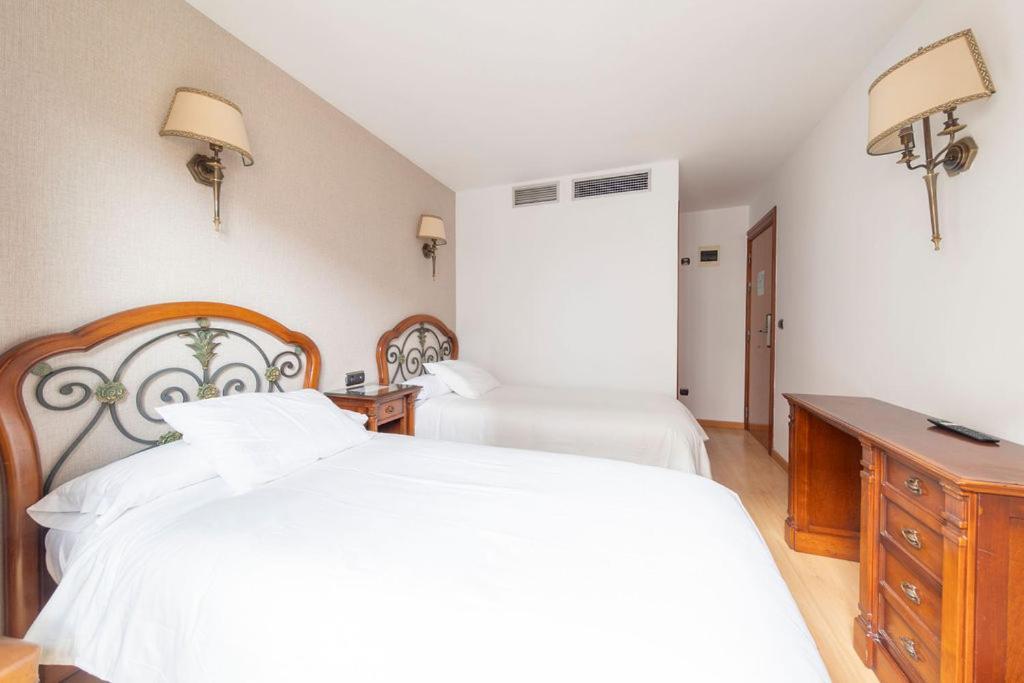 Hostal Sin Recep24H Puerta De La Villa - Pet Friendly & Restaurante Альмасан Екстер'єр фото