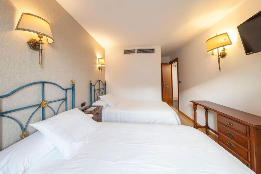 Hostal Sin Recep24H Puerta De La Villa - Pet Friendly & Restaurante Альмасан Екстер'єр фото